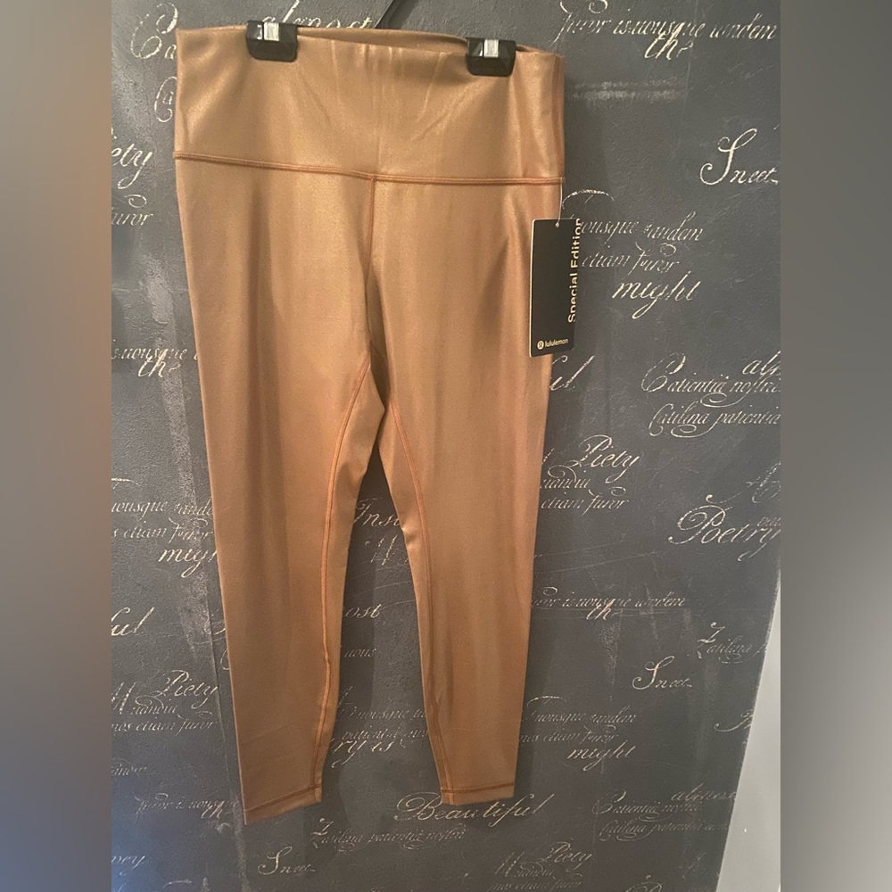 Wunder Under High-Rise Crop 
Full-On Luxtreme 23" Foil Special Edition